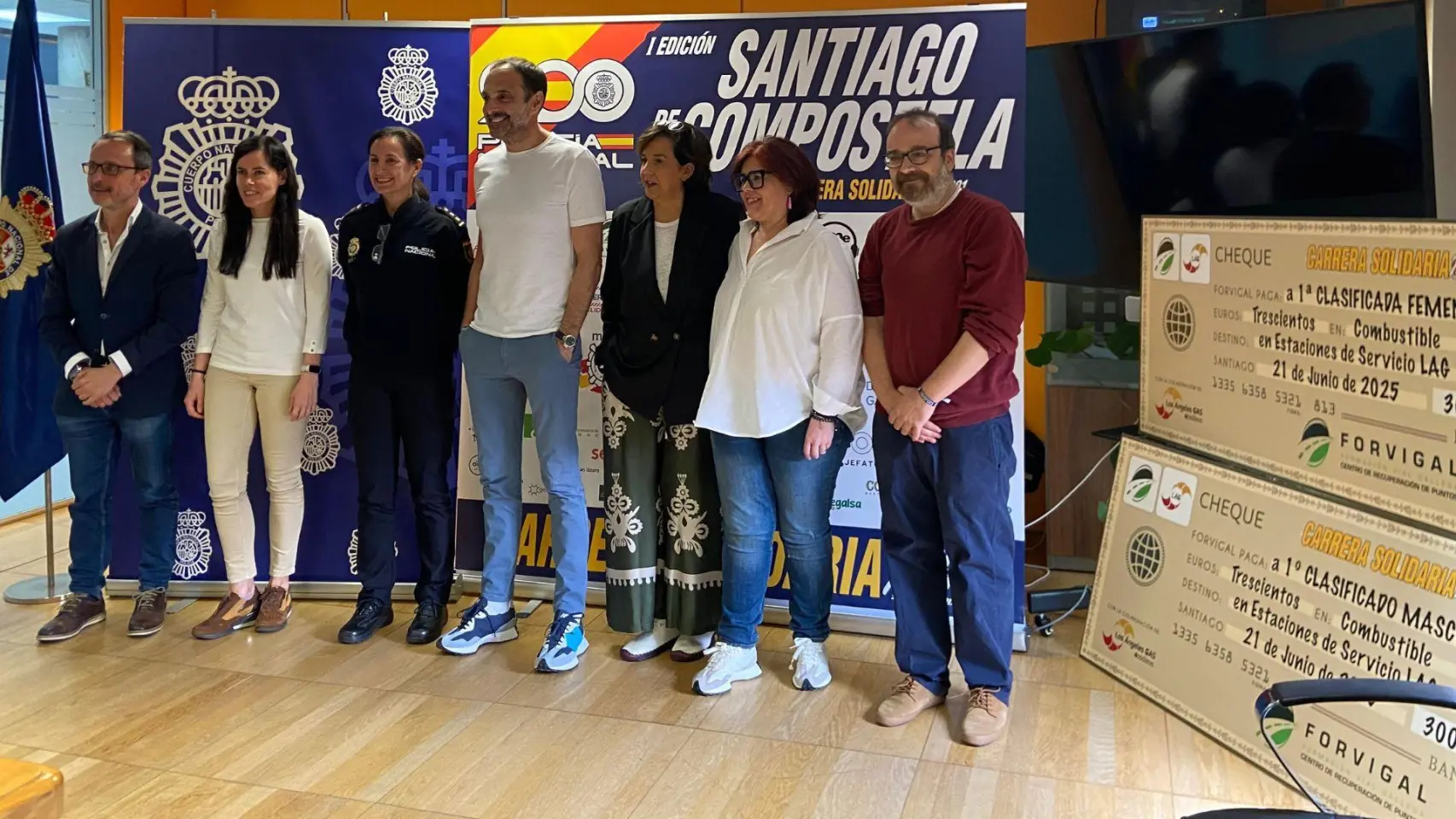 La Policía Nacional de Santiago celebra su I Carrera Solidaria 'Ruta 091' a favor de ACEM | El Español
