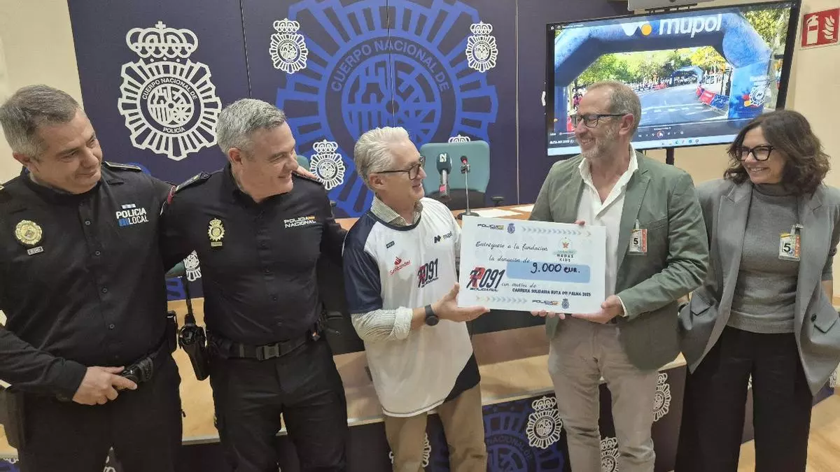 La Policía Nacional de Baleares entrega 9.000 euros a la fundación Hadas Kids recaudados en la Ruta 091 de este año | Diario de Mallorca