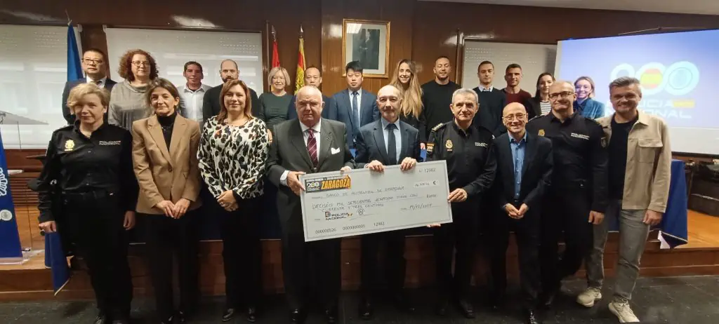 La Policía Nacional hace entrega del cheque de lo recaudado en la VIII Carrera Solidaria Ruta 091 | Banco de Alimentos de Zaragoza