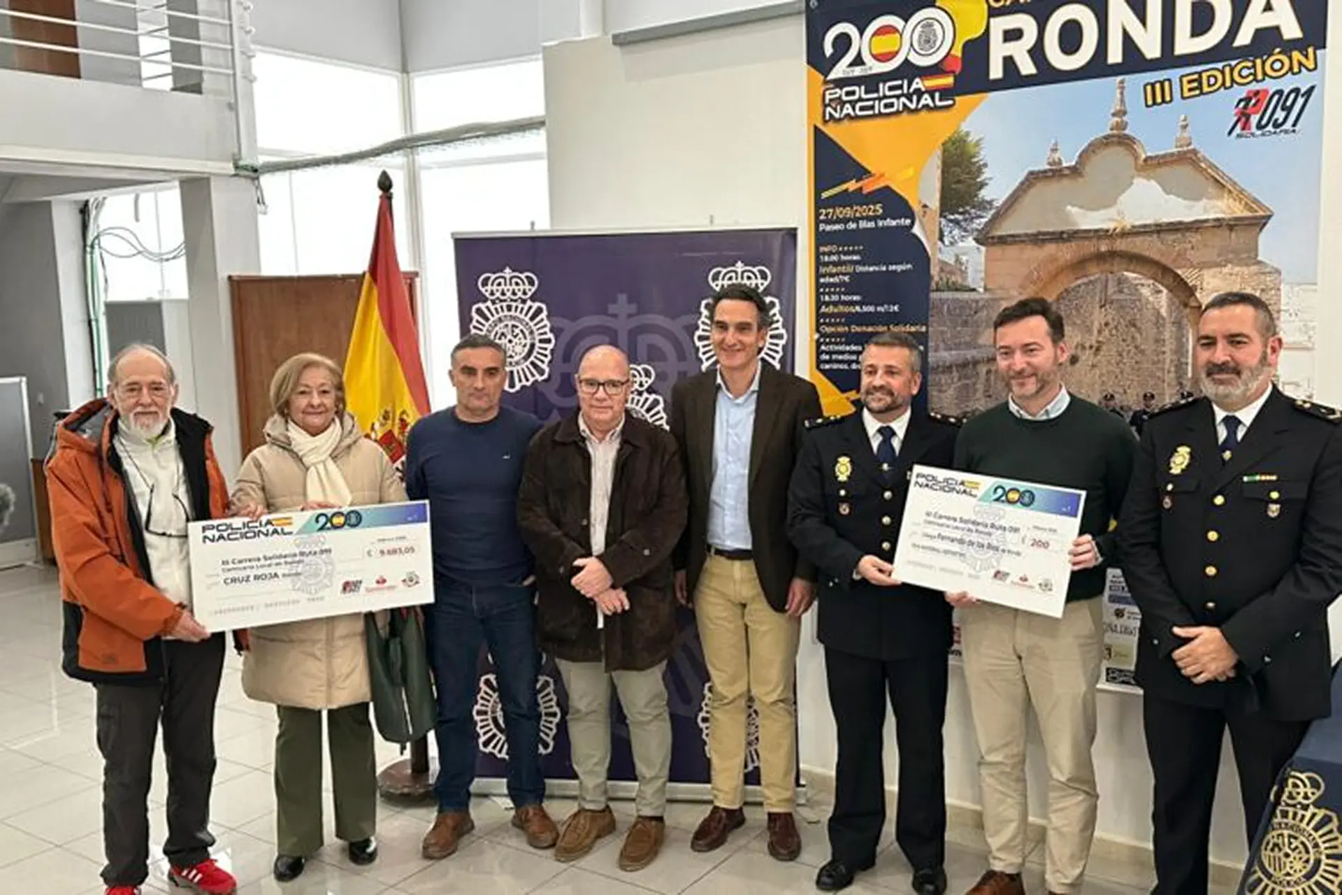 La Policía Nacional entrega el dinero recaudado en la III Carera Solidaria Ruta 091 a la Cruz Roja de Ronda | Diario Ronda